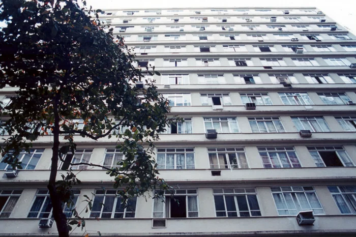 Crítica: Edifício Master (2002)